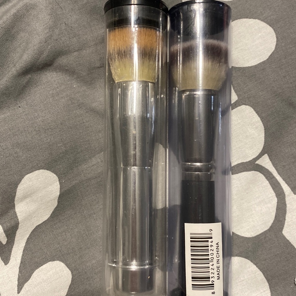 It cosmetic brushes